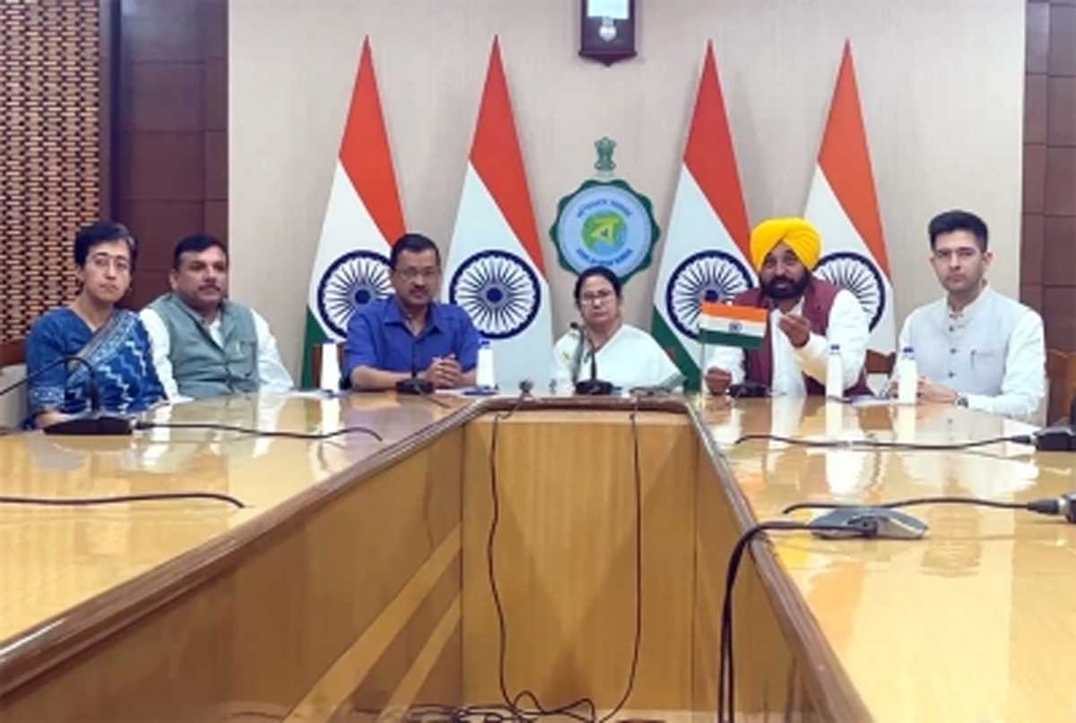 अभिषेक बनर्जी को नोटिस देने के दौरान सीबीआई अधिकारियों ने दी धमकी : ममता